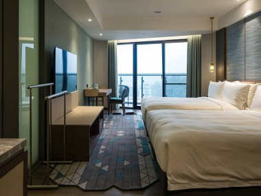 Temiz çarşaf ve yastık doğal duvar odası arka planında..