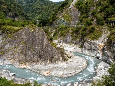 Dağ nehri. Nehir. Akış. Taşlar. Taşlar. Doğa. - Su. Nehir manzaralı. Yeşil. Dağ. Bitkiler.