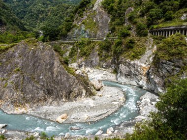 Dağ nehri. Nehir. Akış. Taşlar. Taşlar. Doğa. - Su. Nehir manzaralı. Yeşil. Dağ. Bitkiler.