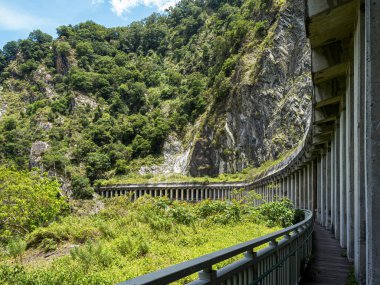 Hualien County, Tayvan - 22 Haziran 2023 Hualien County, Tayvan 'daki Taroko Ulusal Parkı' nda Baiyang Patikası. Tünel sayısıyla karakterize edilir..