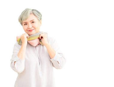 Son sınıf güzeli, gri saçlı Asyalı kadın. Günlük elbise ve ipek fular giyiyor..