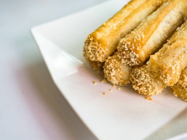 Tabakta Taro macunu ve kızarmış börek.