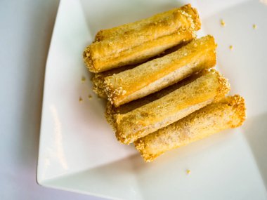 Tabakta Taro macunu ve kızarmış börek.