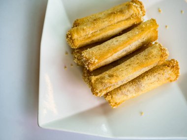 Tabakta Taro macunu ve kızarmış börek.