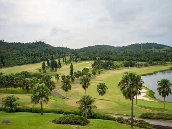 Tayvan 'da muhteşem yeşil ve göletli golf sahası.