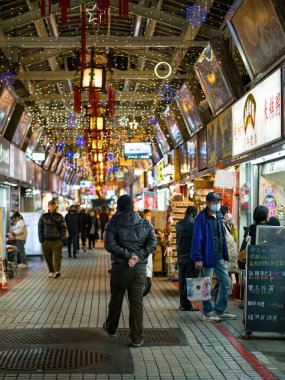 Taipei City, Tayvan - 27 Şubat 2024: Huaxi Caddesi Gece Pazarı (Yılan Sokağı) Bangka Eski Caddesi 'nden Wanipei Bölgesi' ndeki Longshan Tapınağı 'na kadar uzanan çoğunlukla kapalı bir gece pazarıdır..