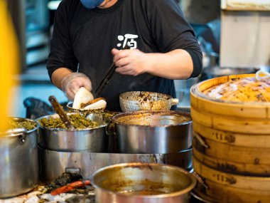 Taipei City, Tayvan - 27 Şubat 2024: Huaxi Caddesi Gece Pazarı (Yılan Sokağı) Bangka Eski Caddesi 'nden Wanipei Bölgesi' ndeki Longshan Tapınağı 'na kadar uzanan çoğunlukla kapalı bir gece pazarıdır..
