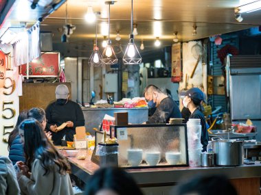 Taipei City, Tayvan - 27 Şubat 2024: Huaxi Caddesi Gece Pazarı (Yılan Sokağı) Bangka Eski Caddesi 'nden Wanipei Bölgesi' ndeki Longshan Tapınağı 'na kadar uzanan çoğunlukla kapalı bir gece pazarıdır..