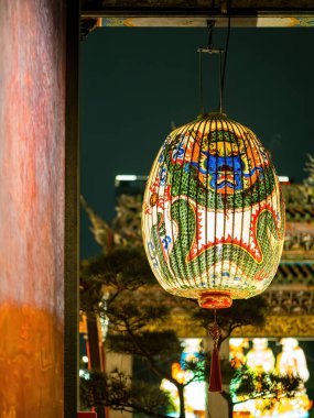 Taipei City, Tayvan - 27 Şubat 2024: Huaxi Caddesi Gece Pazarı (Yılan Sokağı) Bangka Eski Caddesi 'nden Wanipei Bölgesi' ndeki Longshan Tapınağı 'na kadar uzanan çoğunlukla kapalı bir gece pazarıdır..