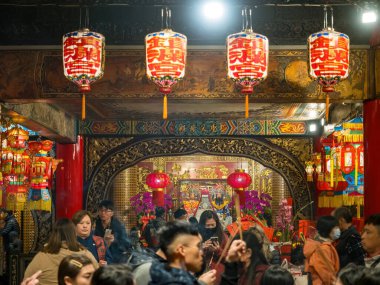 Tayvan, Tayvan... 11 Şubat 2024: Tayvan 'ın Taichung kentindeki Dajia Jenn Lann Tapınağı' nın manzarası deniz tanrıçası Mazu 'ya tapılmaktadır..