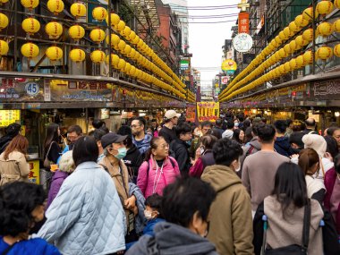 Keelung, Tayvan - 10 Mart: Keelung Miaokou Gece Pazarı 10 Mart 2024 tarihinde Keellung, Tayvan. Tayvan 'ın en ünlü gece marketi, bol maliyetli yiyecekleriyle ünlüdür..