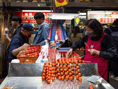 Keelung, Tayvan - 10 Mart: Keelung Miaokou Gece Pazarı 10 Mart 2024 tarihinde Keellung, Tayvan. Tayvan 'ın en ünlü gece marketi, bol maliyetli yiyecekleriyle ünlüdür..