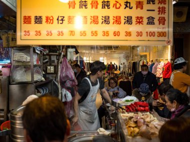 Keelung, Tayvan - 10 Mart: Keelung Miaokou Gece Pazarı 10 Mart 2024 tarihinde Keellung, Tayvan. Tayvan 'ın en ünlü gece marketi, bol maliyetli yiyecekleriyle ünlüdür..
