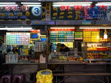 Keelung, Tayvan - 10 Mart: Keelung Miaokou Gece Pazarı 10 Mart 2024 tarihinde Keellung, Tayvan. Tayvan 'ın en ünlü gece marketi, bol maliyetli yiyecekleriyle ünlüdür..