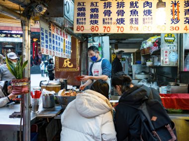 Keelung, Tayvan - 10 Mart: Keelung Miaokou Gece Pazarı 10 Mart 2024 tarihinde Keellung, Tayvan. Tayvan 'ın en ünlü gece marketi, bol maliyetli yiyecekleriyle ünlüdür..
