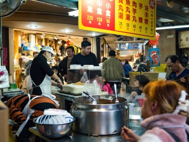 Keelung, Tayvan - 10 Mart: Keelung Miaokou Gece Pazarı 10 Mart 2024 tarihinde Keellung, Tayvan. Tayvan 'ın en ünlü gece marketi, bol maliyetli yiyecekleriyle ünlüdür..