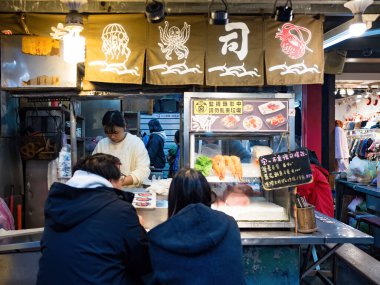 Keelung, Tayvan - 10 Mart: Keelung Miaokou Gece Pazarı 10 Mart 2024 tarihinde Keellung, Tayvan. Tayvan 'ın en ünlü gece marketi, bol maliyetli yiyecekleriyle ünlüdür..