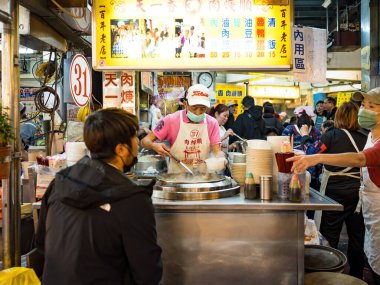 Keelung, Tayvan - 10 Mart: Keelung Miaokou Gece Pazarı 10 Mart 2024 tarihinde Keellung, Tayvan. Tayvan 'ın en ünlü gece marketi, bol maliyetli yiyecekleriyle ünlüdür..
