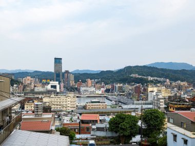 Keelung, Tayvan - 13 Nisan: 13 Nisan 2024 'te Keellung, Tayvan' da sokak cephesi. Keelung Tayvan 'ın 9. en kalabalık şehridir..