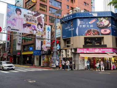 Taipei City, Tayvan - 9 Mayıs 2024 'te Tayvan' ın Taipei şehrinde Ximending semt cephesi. Ximending popüler bir yer ve moda kıyafetleri, film, restoranlar ve sokak yemekleri merkezidir..