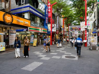 Taipei City, Tayvan - 9 Mayıs 2024 'te Tayvan' ın Taipei şehrinde Ximending semt cephesi. Ximending popüler bir yer ve moda kıyafetleri, film, restoranlar ve sokak yemekleri merkezidir..