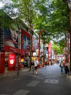 Taipei City, Tayvan - 9 Mayıs 2024 'te Tayvan' ın Taipei şehrinde Ximending semt cephesi. Ximending popüler bir yer ve moda kıyafetleri, film, restoranlar ve sokak yemekleri merkezidir..