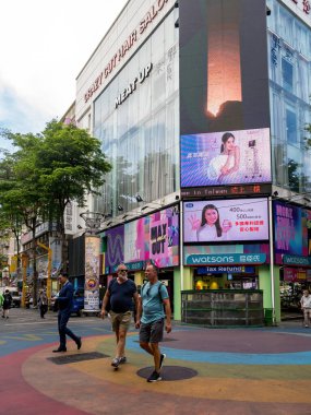 Taipei City, Tayvan - 9 Mayıs 2024 'te Tayvan' ın Taipei şehrinde Ximending semt cephesi. Ximending popüler bir yer ve moda kıyafetleri, film, restoranlar ve sokak yemekleri merkezidir..