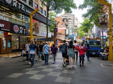 Taipei City, Tayvan - 9 Mayıs 2024 'te Tayvan' ın Taipei şehrinde Ximending semt cephesi. Ximending popüler bir yer ve moda kıyafetleri, film, restoranlar ve sokak yemekleri merkezidir..
