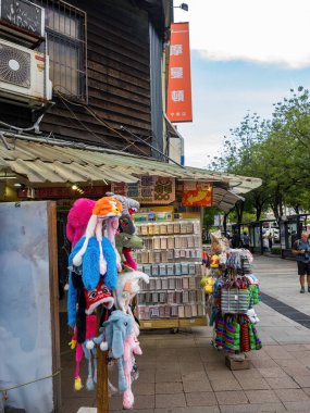 Taipei City, Tayvan - 9 Mayıs 2024 'te Tayvan' ın Taipei şehrinde Ximending semt cephesi. Ximending popüler bir yer ve moda kıyafetleri, film, restoranlar ve sokak yemekleri merkezidir..