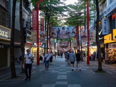Taipei City, Tayvan - 9 Mayıs 2024 'te Tayvan' ın Taipei şehrinde Ximending semt cephesi. Ximending popüler bir yer ve moda kıyafetleri, film, restoranlar ve sokak yemekleri merkezidir..