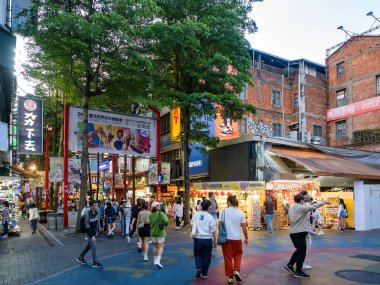 Taipei City, Tayvan - 9 Mayıs 2024 'te Tayvan' ın Taipei şehrinde Ximending semt cephesi. Ximending popüler bir yer ve moda kıyafetleri, film, restoranlar ve sokak yemekleri merkezidir..