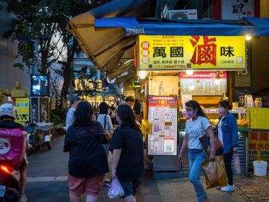 Taipei City, Tayvan - 9 Mayıs 2024 'te Tayvan' ın Taipei şehrinde Ximending semt cephesi. Ximending popüler bir yer ve moda kıyafetleri, film, restoranlar ve sokak yemekleri merkezidir..