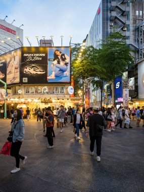 Taipei City, Tayvan - 9 Mayıs 2024 'te Tayvan' ın Taipei şehrinde Ximending semt cephesi. Ximending popüler bir yer ve moda kıyafetleri, film, restoranlar ve sokak yemekleri merkezidir..