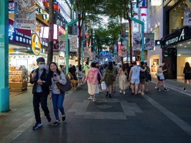 Taipei City, Tayvan - 9 Mayıs 2024 'te Tayvan' ın Taipei şehrinde Ximending semt cephesi. Ximending popüler bir yer ve moda kıyafetleri, film, restoranlar ve sokak yemekleri merkezidir..