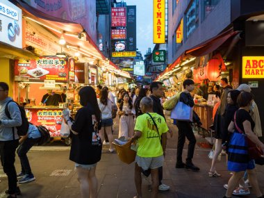 Taipei City, Tayvan - 9 Mayıs 2024 'te Tayvan' ın Taipei şehrinde Ximending semt cephesi. Ximending popüler bir yer ve moda kıyafetleri, film, restoranlar ve sokak yemekleri merkezidir..