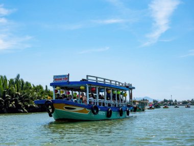 HOI AN, VIETNAM - 25 Mayıs 2024: Turistler bambudan yapılmış yuvarlak sepetin keyfini çıkarın Cam thanh köyünde yaşayan eşsiz bir Vietnamlı..