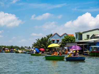 HOI AN, VIETNAM - 25 Mayıs 2024: Turistler bambudan yapılmış yuvarlak sepetin keyfini çıkarın Cam thanh köyünde yaşayan eşsiz bir Vietnamlı..