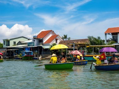 HOI AN, VIETNAM - 25 Mayıs 2024: Turistler bambudan yapılmış yuvarlak sepetin keyfini çıkarın Cam thanh köyünde yaşayan eşsiz bir Vietnamlı..