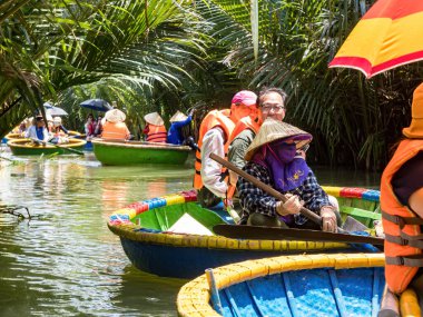 HOI AN, VIETNAM - 25 Mayıs 2024: Turistler bambudan yapılmış yuvarlak sepetin keyfini çıkarın Cam thanh köyünde yaşayan eşsiz bir Vietnamlı..