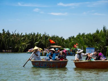 HOI AN, VIETNAM - 25 Mayıs 2024: Turistler bambudan yapılmış yuvarlak sepetin keyfini çıkarın Cam thanh köyünde yaşayan eşsiz bir Vietnamlı..