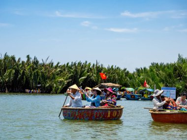 HOI AN, VIETNAM - 25 Mayıs 2024: Turistler bambudan yapılmış yuvarlak sepetin keyfini çıkarın Cam thanh köyünde yaşayan eşsiz bir Vietnamlı..