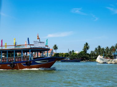 HOI AN, VIETNAM - 25 Mayıs 2024: Turistler bambudan yapılmış yuvarlak sepetin keyfini çıkarın Cam thanh köyünde yaşayan eşsiz bir Vietnamlı..