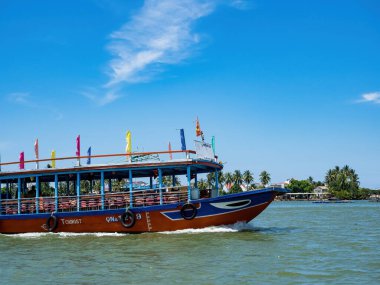 HOI AN, VIETNAM - 25 Mayıs 2024: Turistler bambudan yapılmış yuvarlak sepetin keyfini çıkarın Cam thanh köyünde yaşayan eşsiz bir Vietnamlı..