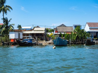 HOI AN, VIETNAM - 25 Mayıs 2024: Turistler bambudan yapılmış yuvarlak sepetin keyfini çıkarın Cam thanh köyünde yaşayan eşsiz bir Vietnamlı..
