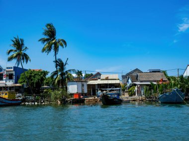 HOI AN, VIETNAM - 25 Mayıs 2024: Turistler bambudan yapılmış yuvarlak sepetin keyfini çıkarın Cam thanh köyünde yaşayan eşsiz bir Vietnamlı..