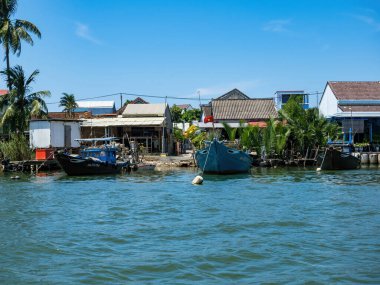 HOI AN, VIETNAM - 25 Mayıs 2024: Turistler bambudan yapılmış yuvarlak sepetin keyfini çıkarın Cam thanh köyünde yaşayan eşsiz bir Vietnamlı..