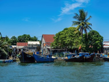 HOI AN, VIETNAM - 25 Mayıs 2024: Turistler bambudan yapılmış yuvarlak sepetin keyfini çıkarın Cam thanh köyünde yaşayan eşsiz bir Vietnamlı..