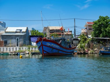 HOI AN, VIETNAM - 25 Mayıs 2024: Turistler bambudan yapılmış yuvarlak sepetin keyfini çıkarın Cam thanh köyünde yaşayan eşsiz bir Vietnamlı..