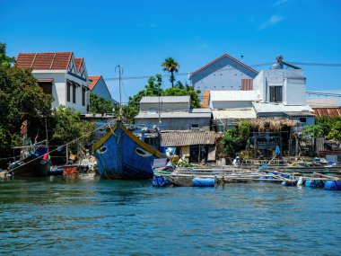 HOI AN, VIETNAM - 25 Mayıs 2024: Turistler bambudan yapılmış yuvarlak sepetin keyfini çıkarın Cam thanh köyünde yaşayan eşsiz bir Vietnamlı..