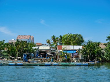 HOI AN, VIETNAM - 25 Mayıs 2024: Turistler bambudan yapılmış yuvarlak sepetin keyfini çıkarın Cam thanh köyünde yaşayan eşsiz bir Vietnamlı..